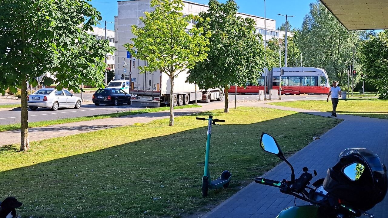 Ganību ielā automašīna “Nissan” saduras ar tramvaju