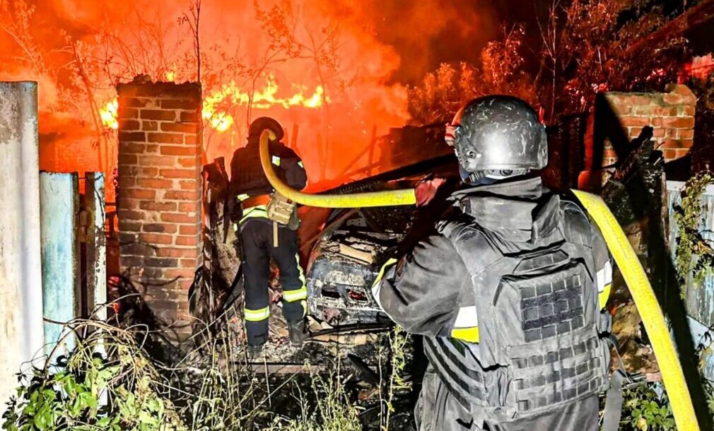 Krievijas dronu un raķešu triecienā Ukrainā vairāki cietušie
