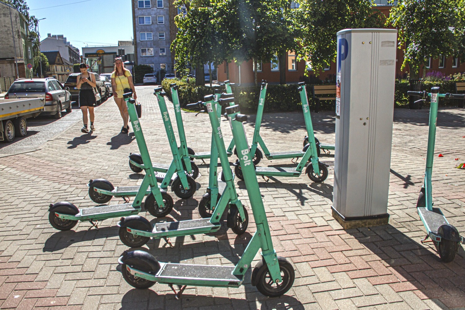Vasara teju pusē, bet stāvvietu marķējuma nav. Joprojām elektroskrejriteņus atstāj citiem pa kājām