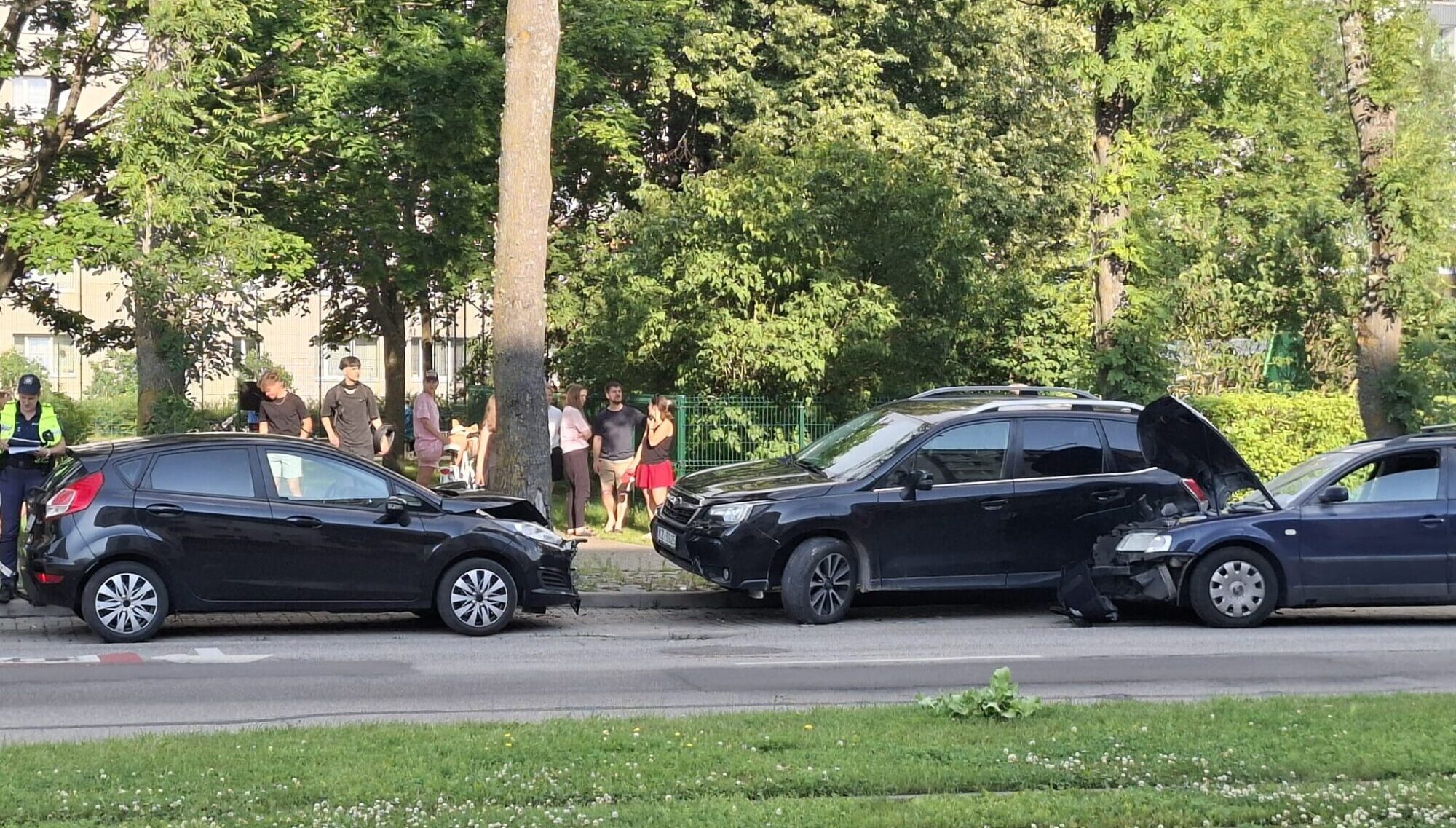 Foto un video: Domino avārija Liepājā – “Volkswagen” sabojā četras mašīnas, operatīvie dienesti sabrauc masveidā