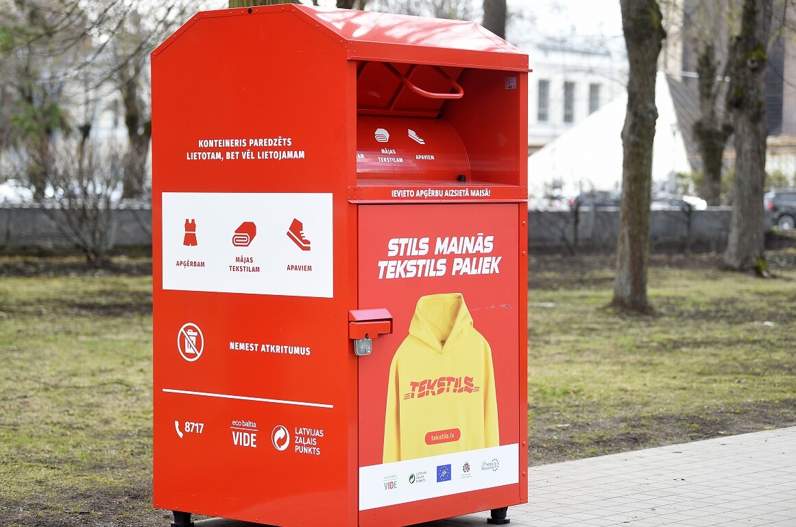 Video: Jelgavā iereibis vīrietis ielien tekstila ziedošanas konteinerā un netiek ārā