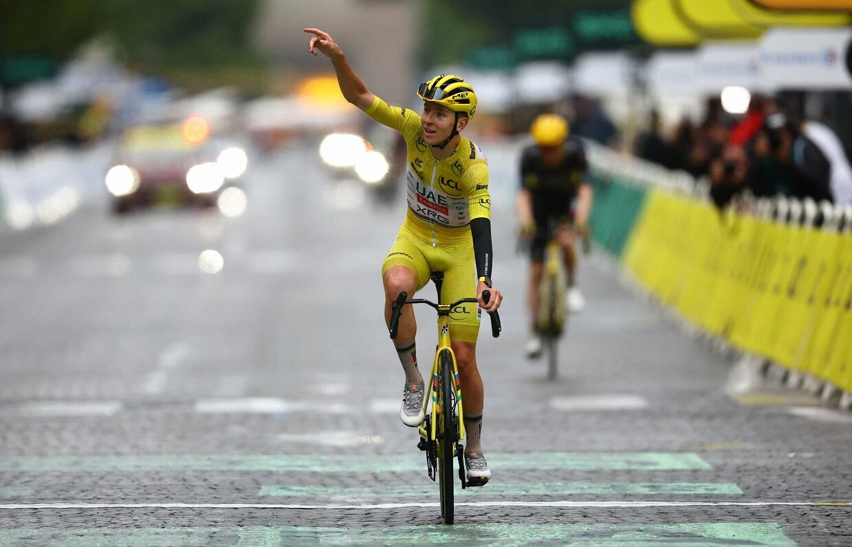 Slovēnijas riteņbraucējs otro gadu pēc kārtas uzvar “Tour de France” kopvērtējumā, finišē arī Neilands un Skujiņš