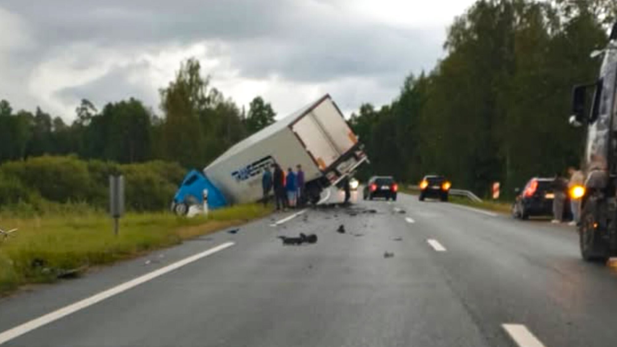 Video: Talsu novadā kravas un vieglās automašīnas sadursmē gājuši bojā divi cilvēki