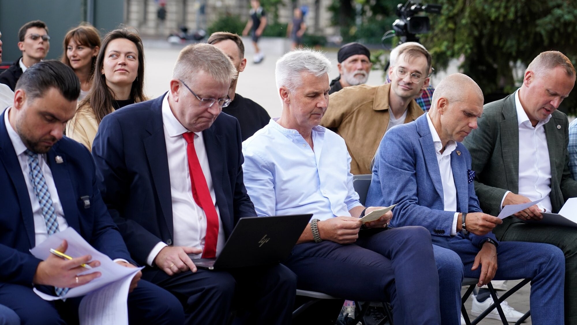 Zemkopības ministrs, opozīcijas deputāti un citi dalībnieki sapulcē Rīgā iestājas pret skaidras naudas ierobežošanu