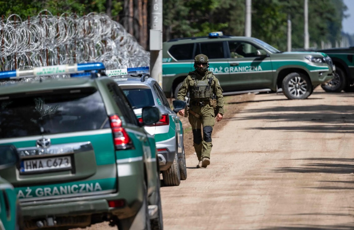 Migranti uz robežas ar Baltkrieviju ievainojuši poļu karavīru