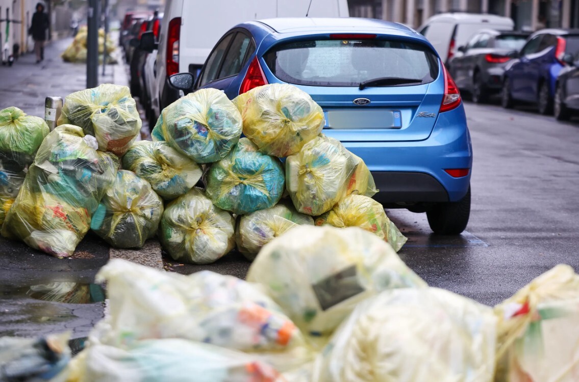 Itālija noteikusi augstas sodanaudas par atkritumu izmešanu no automašīnām
