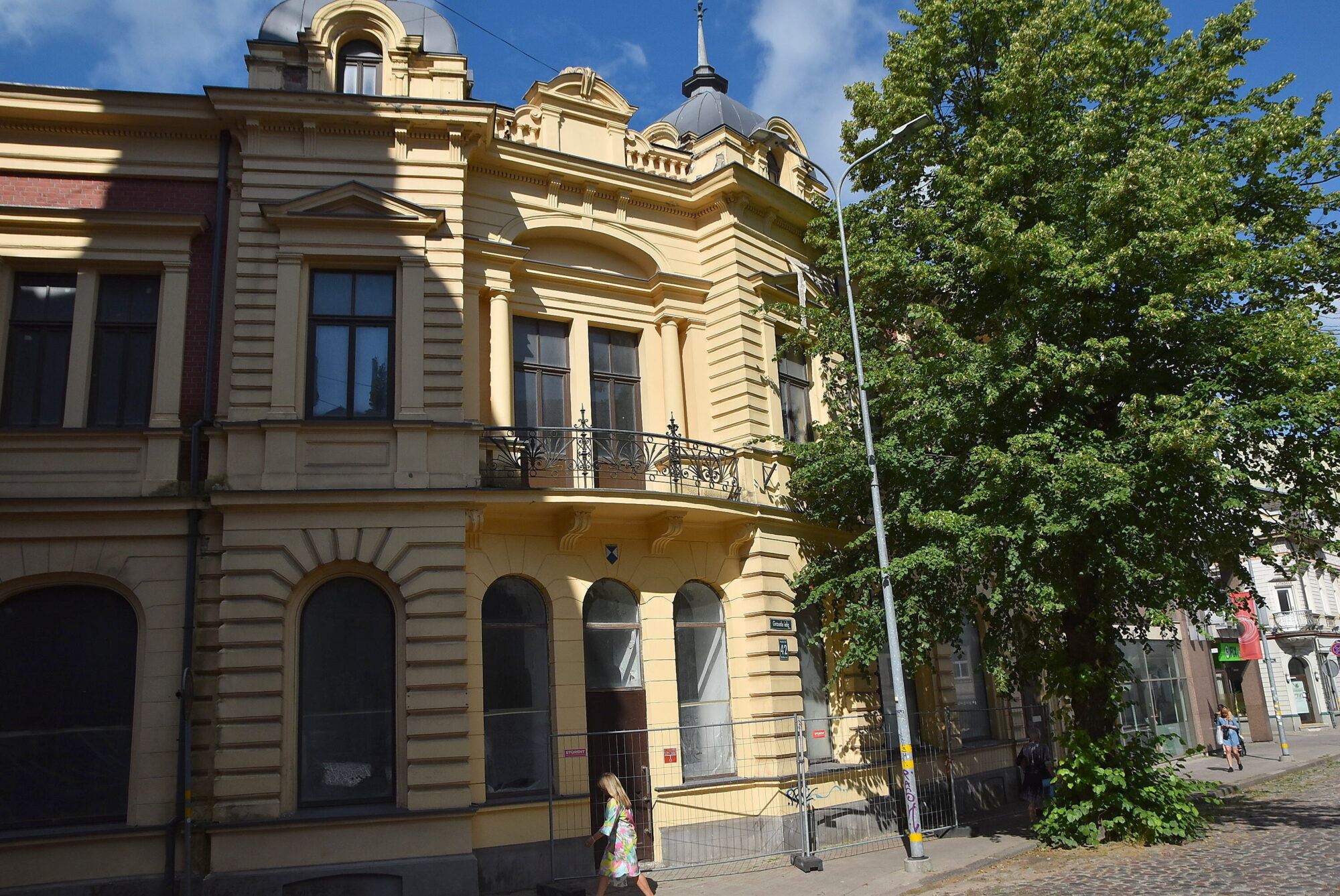 Foto: Graudu ielas ēkai sakārtos bojāto fasādi