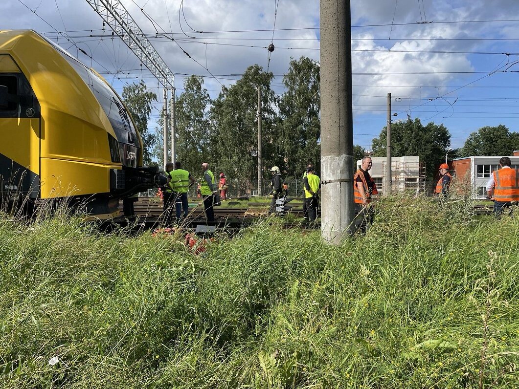 Rīgas stacijā Ogres reisa pasažieru vilciens saduras ar LDz drezīnu; cietušo nav