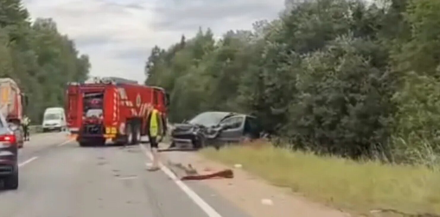 Video: Satiksmes negadījumā uz Ventspils šosejas viens cilvēks gājis bojā, otrs nogādāts slimnīcā