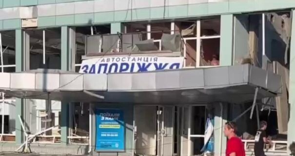 Krievijas vadāmā aviobumba Zaporižjas autoostā ievaino 19 cilvēkus