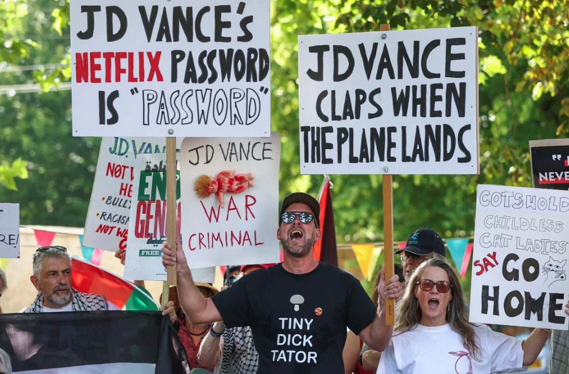 Anglijas pilsētā notikusi demonstrācija pret Vensa vizīti
