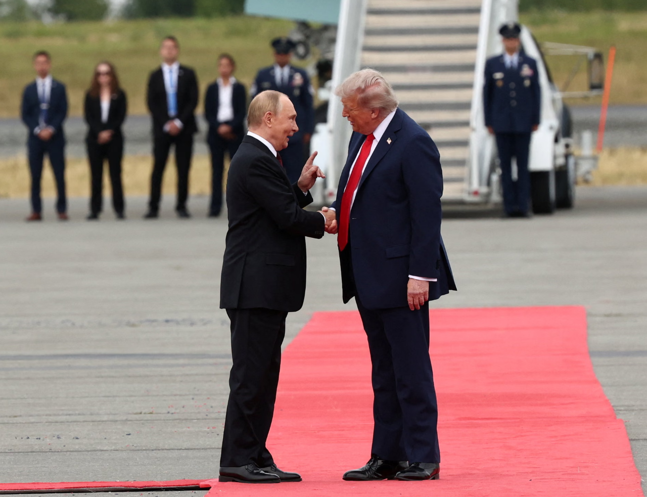 Video: Tramps un Putins ieradušies Aļaskā