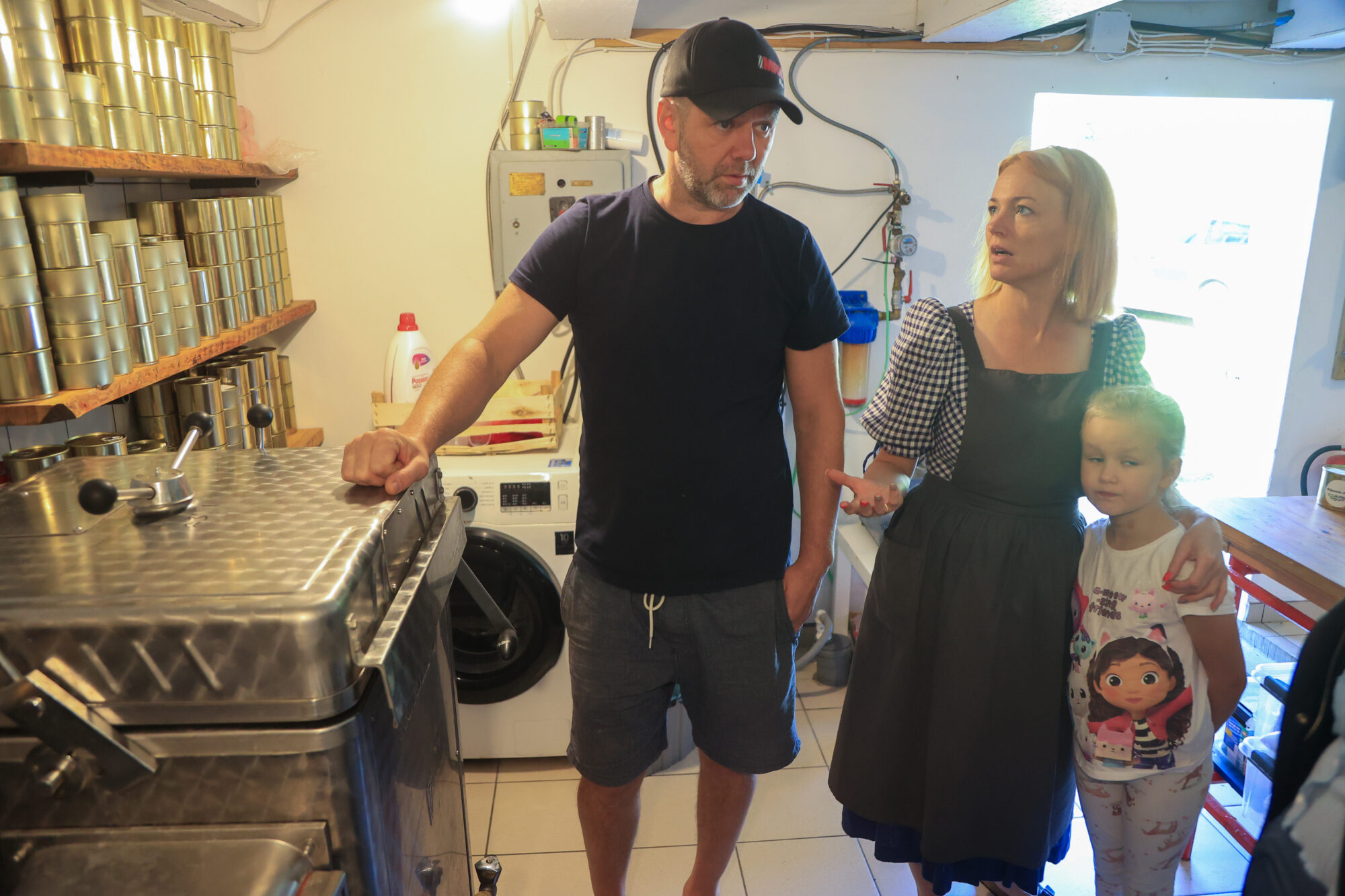 Foto: Kalētu pagasta saimnieki gatavo konservus – bundžās gulst kāpostu tīteņi, plovs un citas gatavas maltītes