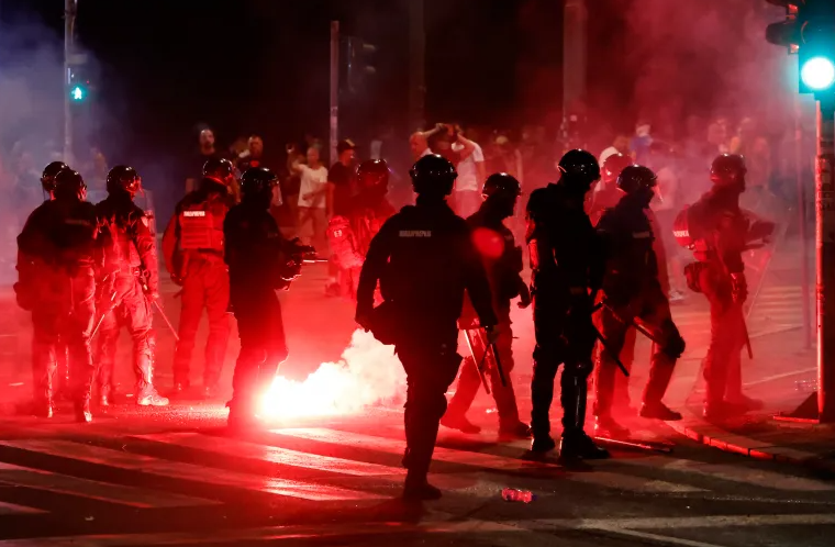Serbijas policija aiztur simtiem demonstrantu
