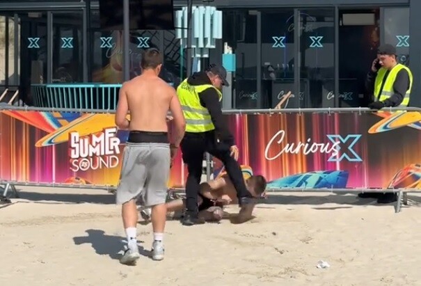 Video: “Summer Sound” apsargs iekausta jaunieti, kurš festivālā radījis nekārtības