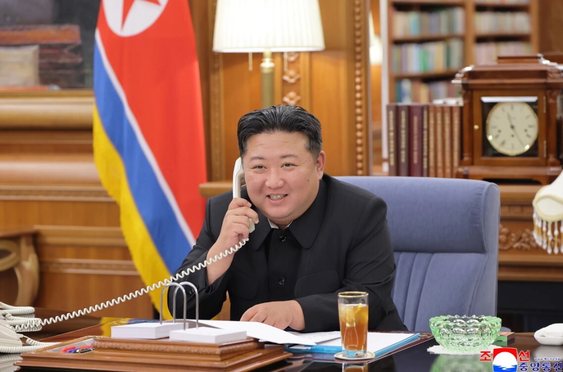 Putins un Kims telefonsarunā sola stiprināt saites