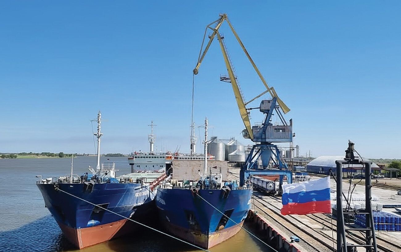 Ukraina devusi triecienu kuģim ar munīciju Astrahaņas apgabalā