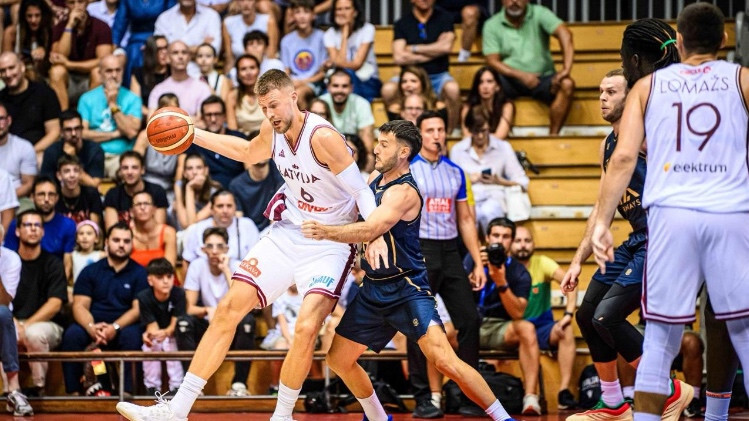 Latvijas basketbolistiem pirmajā pārbaudes spēlē zaudējums Itālijai
