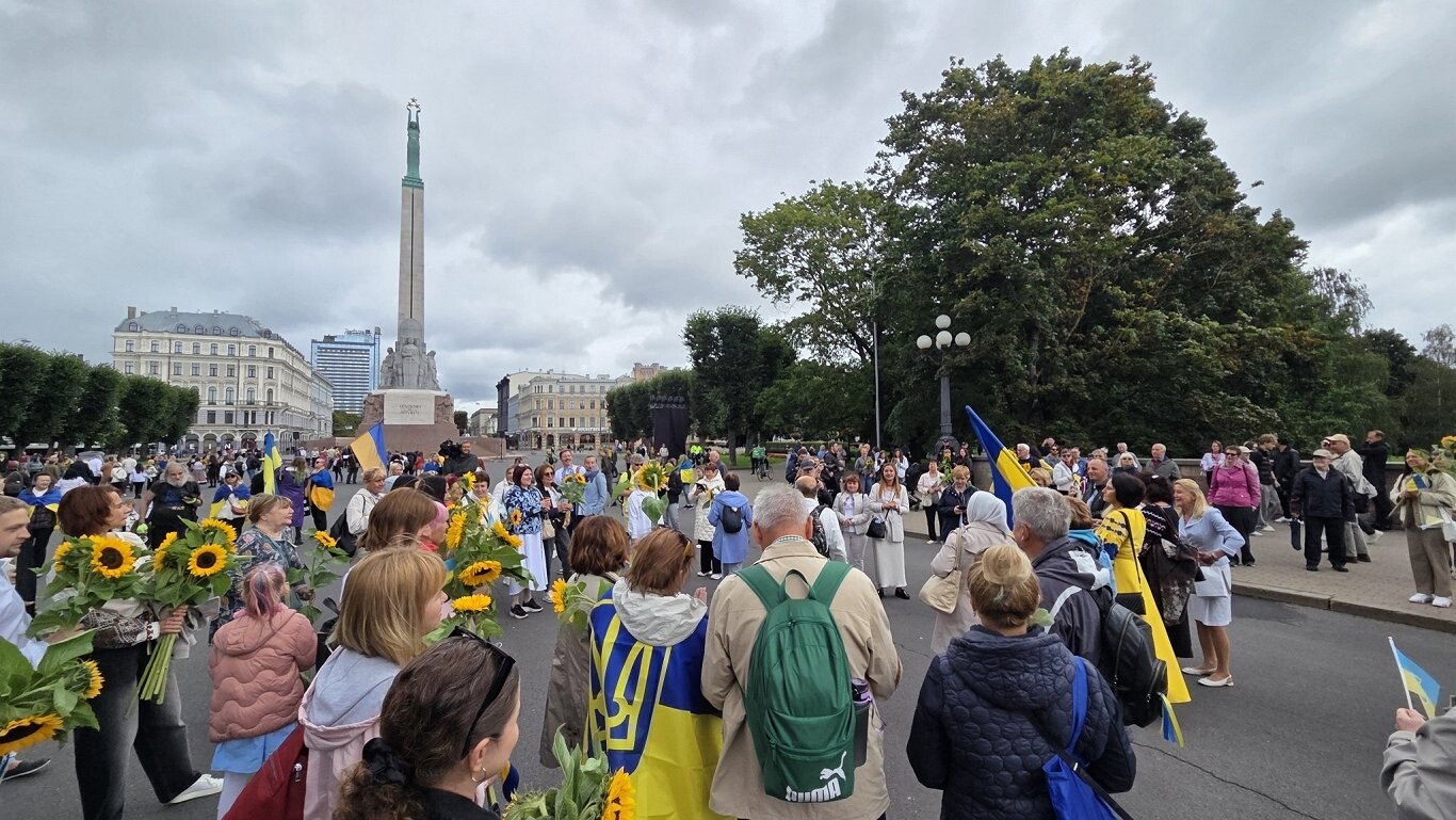 Rīgā simtiem cilvēku dodas Ukrainas atbalsta gājienā