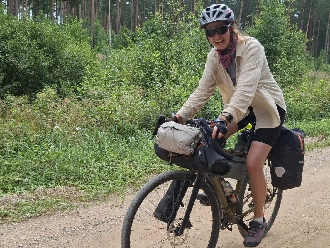 Foto: Ziemupes pusē velotūristi kratās pa bedrēm un rij putekļus – novada grants ceļi nav piemēroti riteņbraucējiem