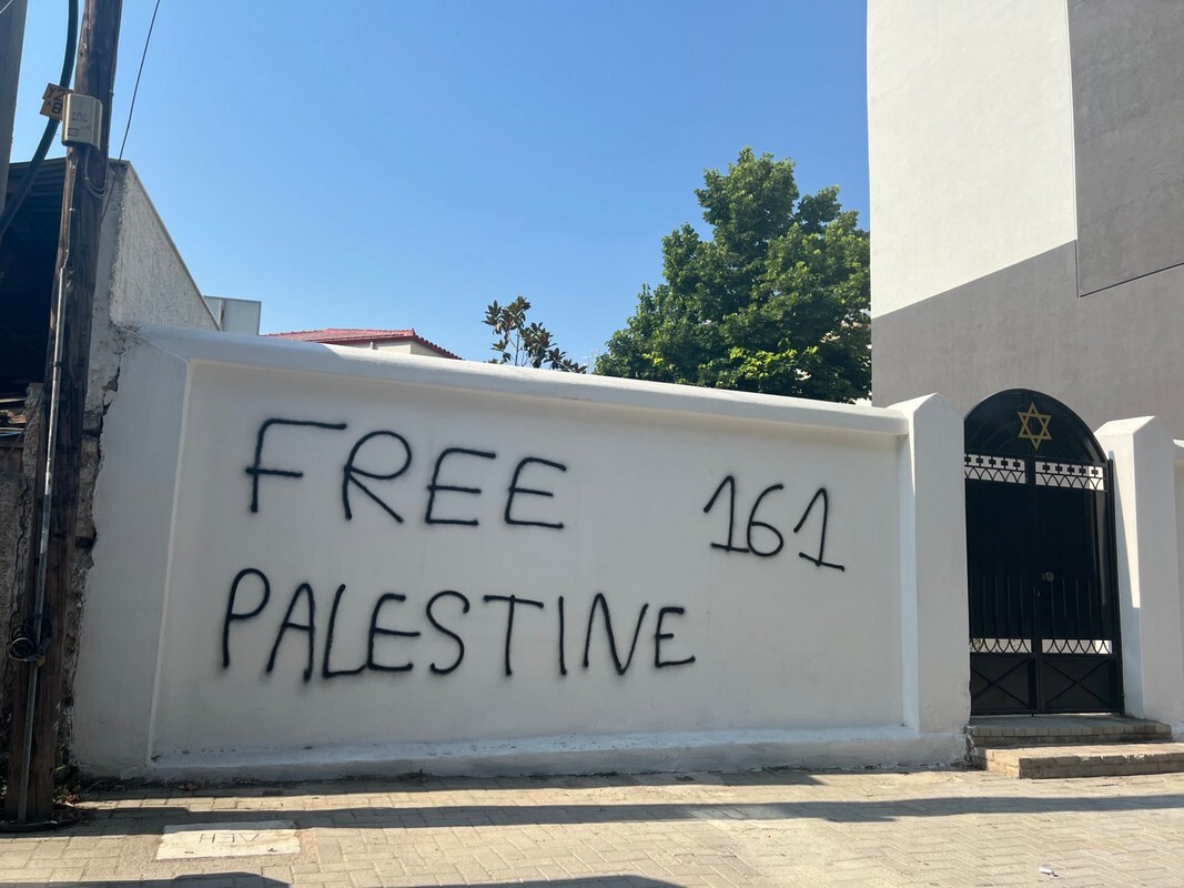 Atēnu mērs pauž sašutumu pēc Izraēlas vēstnieka pārmetumiem par grafiti