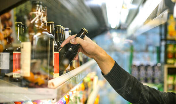 Liepājā nepaprasa dokumentu alkohola pircējai un saņems lielu naudas sodu