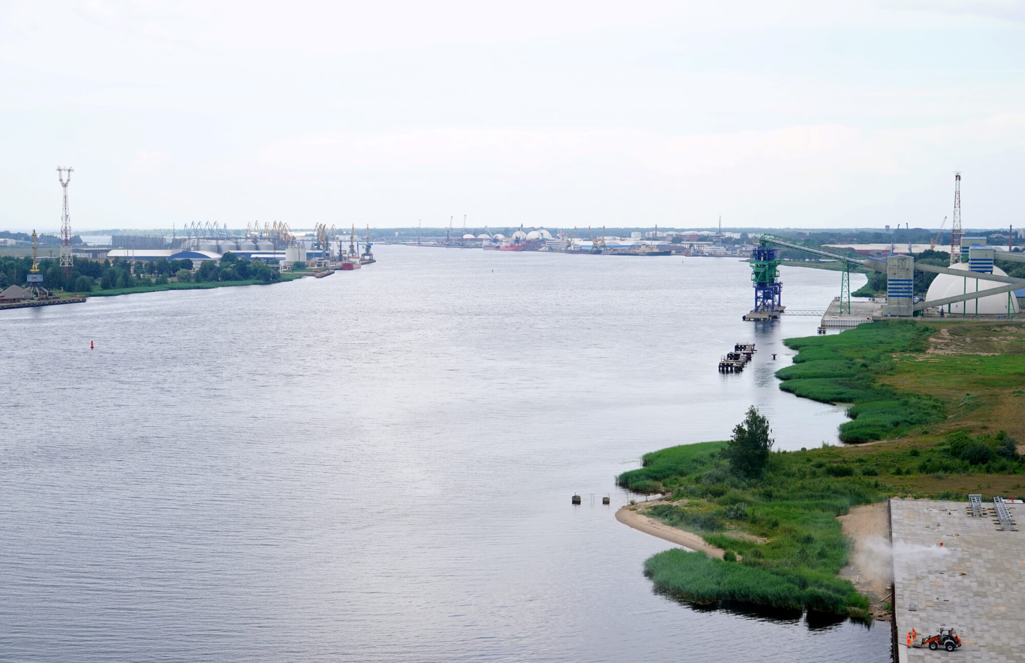 Rīgā Daugavā konstatēts, iespējams, degvielas plankums