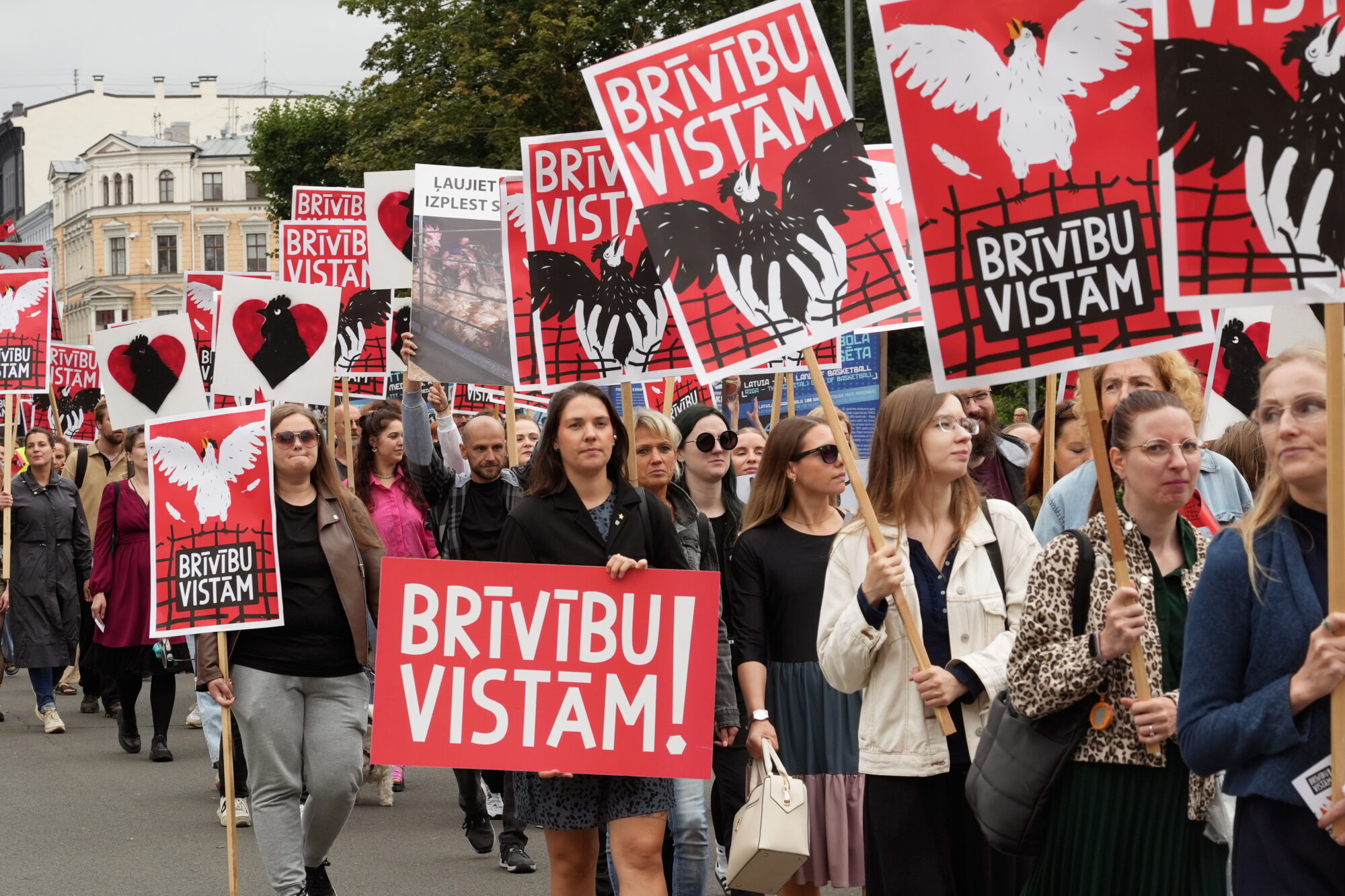 Gājienā pret dējējvistu turēšanu sprostu sistēmās devušies ap 250 dalībnieku