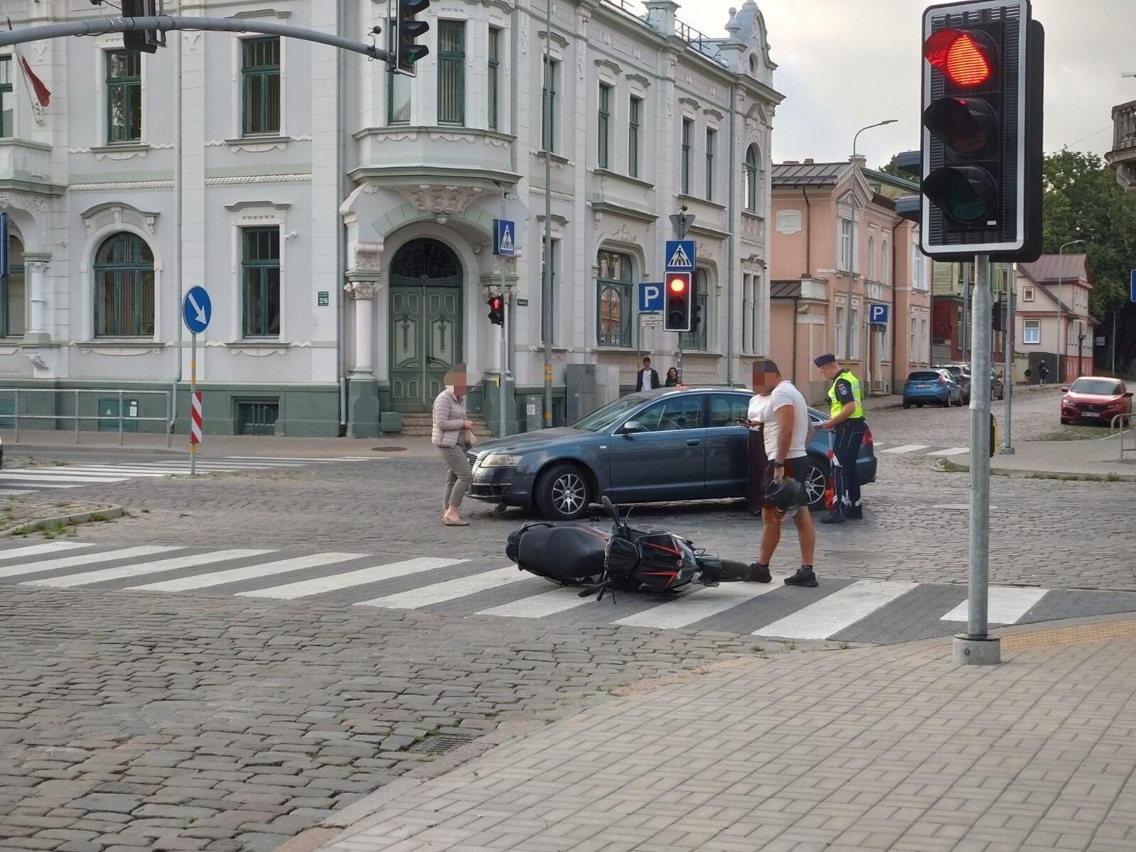 Foto: Graudu ielā notriec mopēdistu, kurš brauc pie zaļās gaismas
