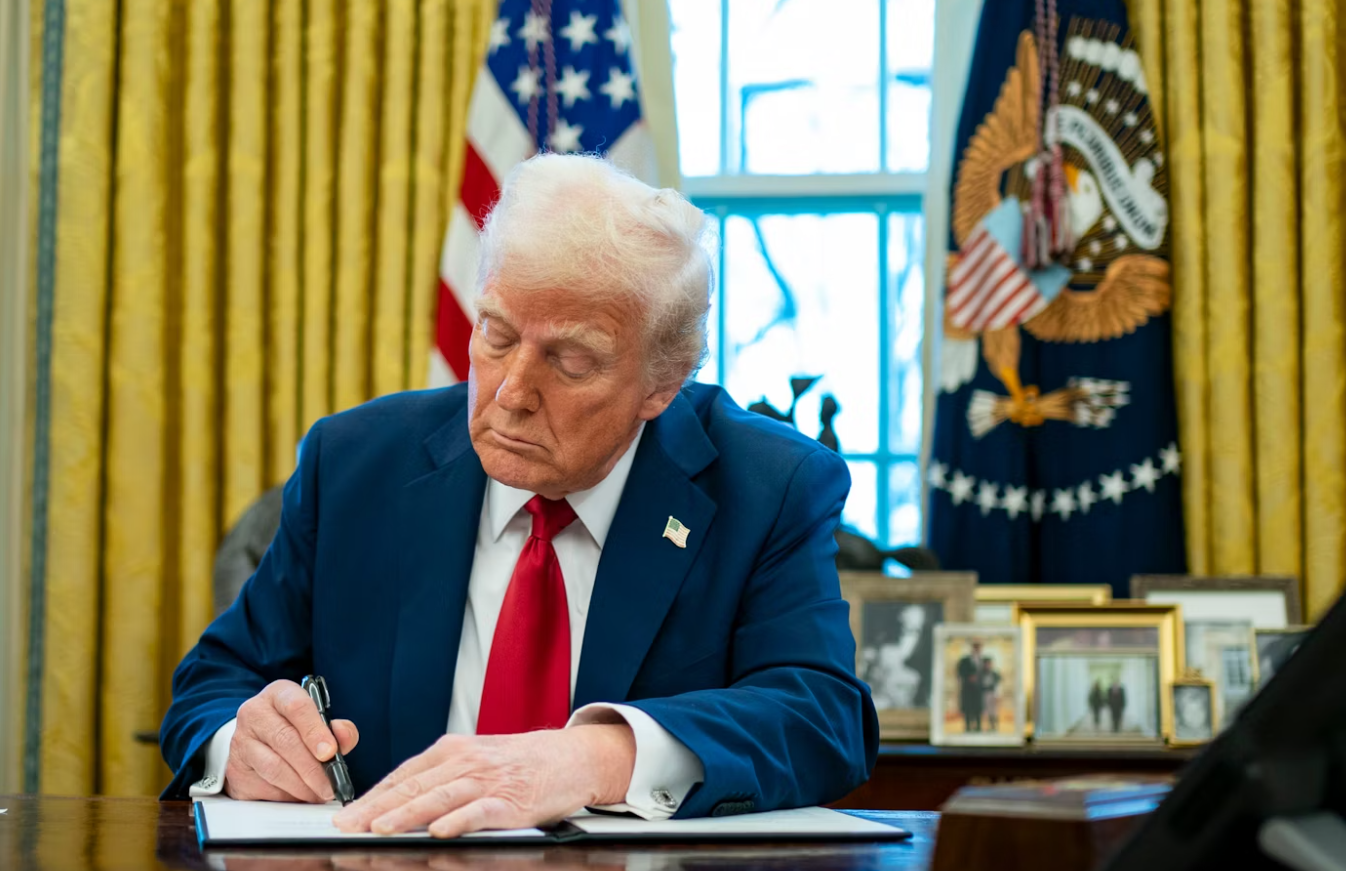 Tiesnesis liek Trampa administrācijai atjaunot darbā “Amerikas Balss” darbiniekus