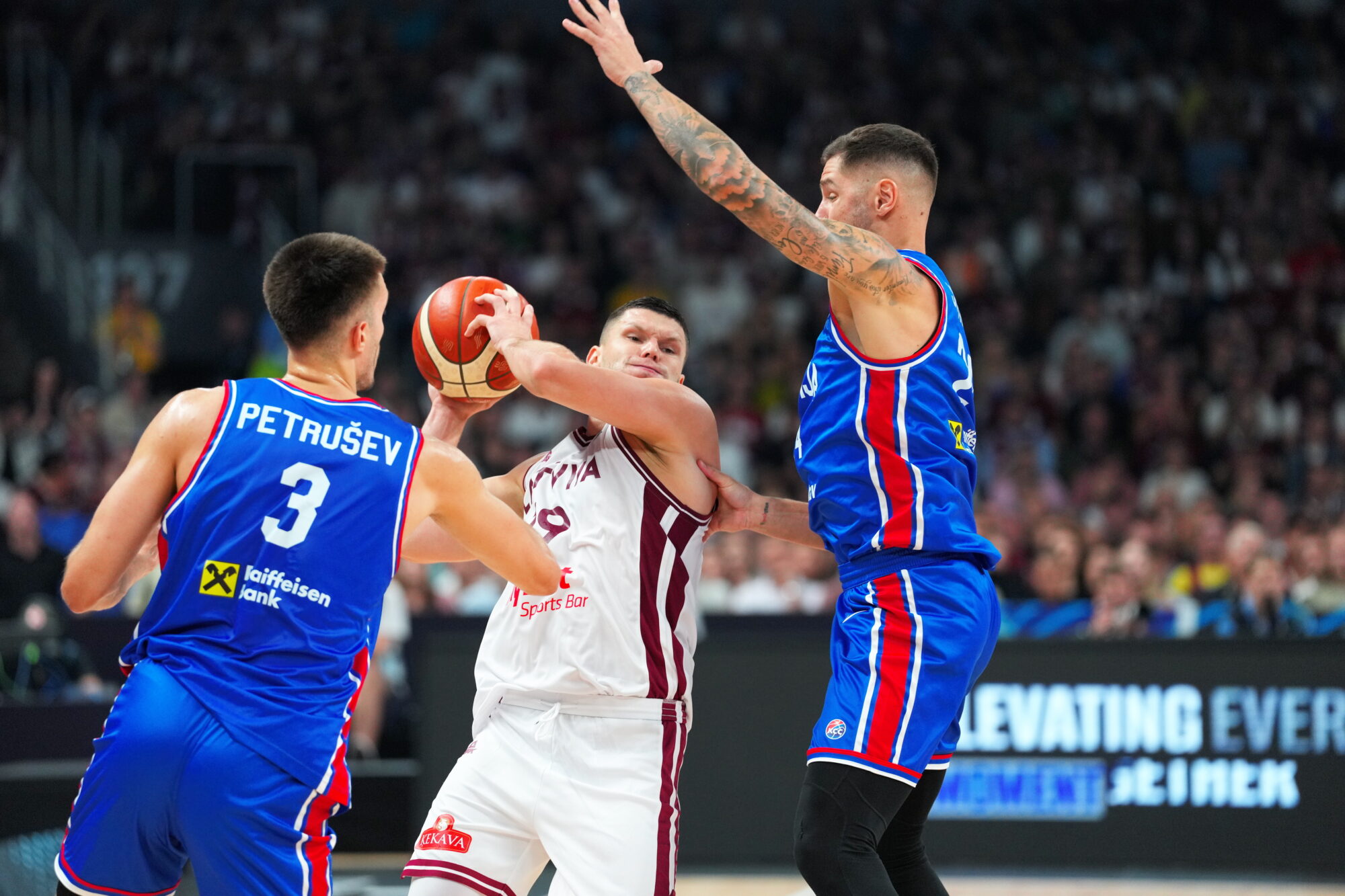 Video: Latvijas basketbolisti spraigā cīņā zaudē Serbijai