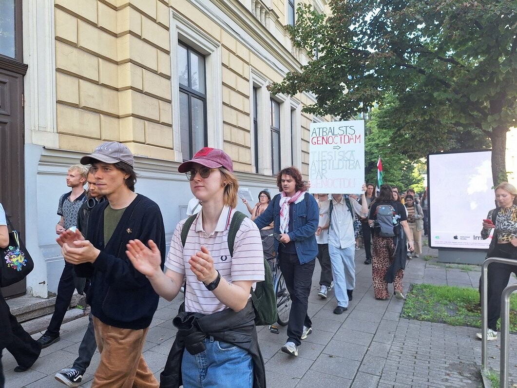 Rīgā desmitiem cilvēku pulcējas Izraēlas un Palestīnas atbalstītāju pasākumos
