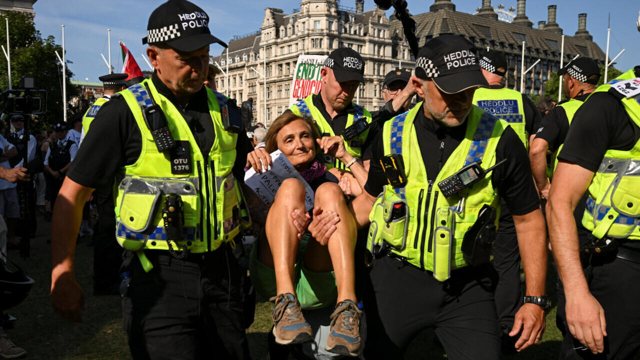 Londonā par atbalstu aizliegtajai organizācijai “Palestine Action” aizturēti vairāk nekā 500 protestētāji