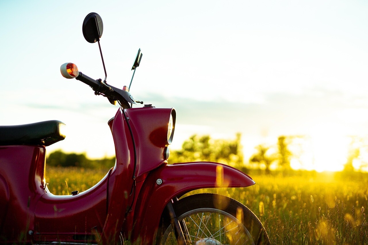 Nav nekā. Ir tikai motocikls kāpu aizsargjoslā