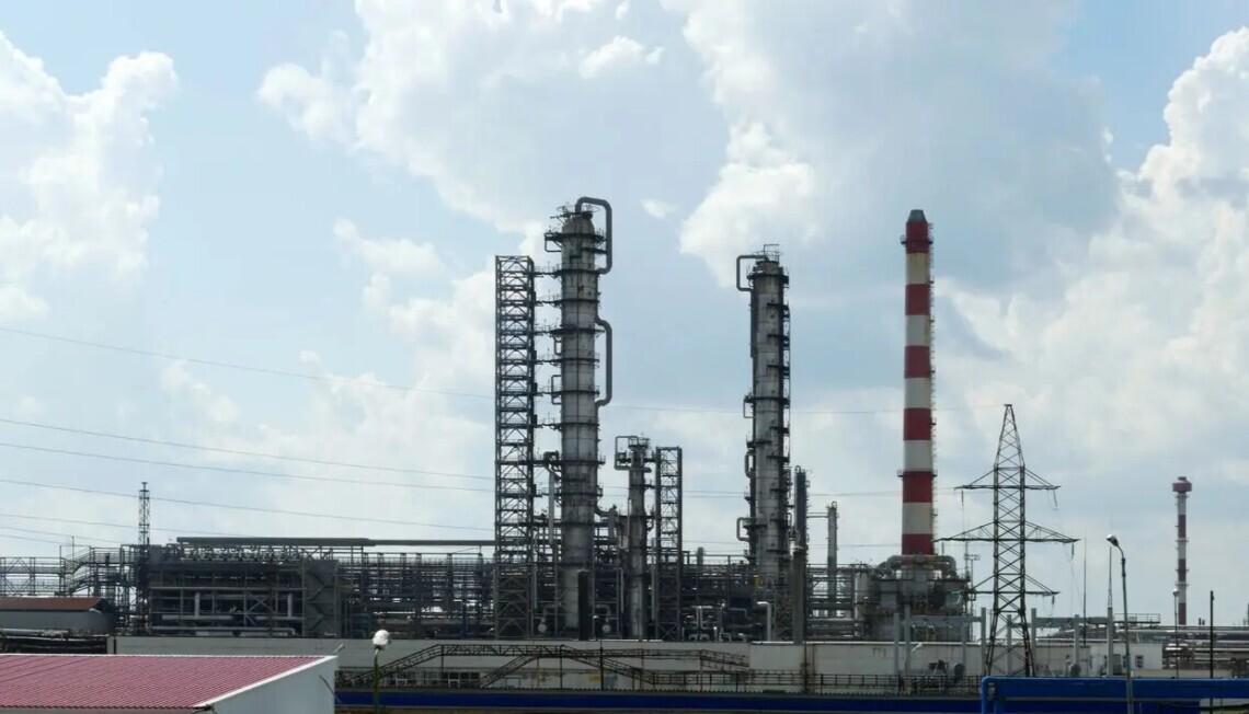 Ukrainas lidrobotu uzlidojumi daļēji aptur Krievijas naftas pārstrādes rūpnīcas