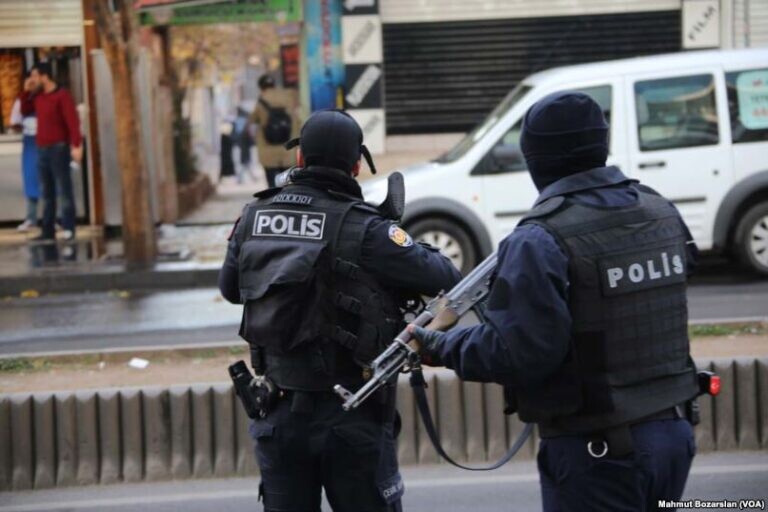 Turcijas policija pastiprinājusi pretkorupcijas kampaņu opozīcijas kontrolētajās pašvaldībās