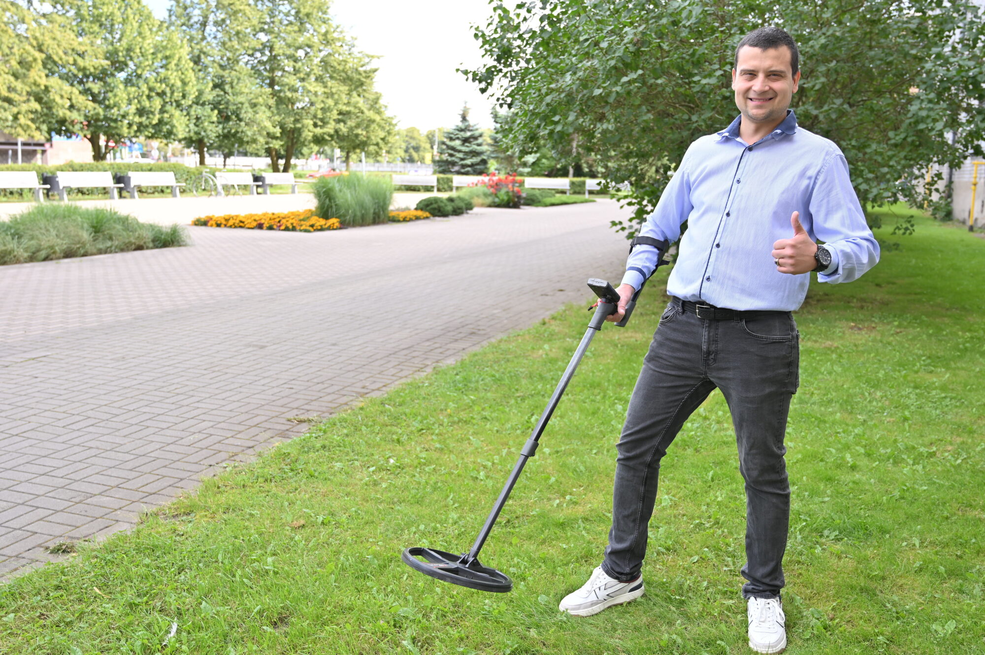Foto: Liepājnieks ar metāla detektoru pēc “Summer Sound” atrod gan rotaslietas, gan telefonus