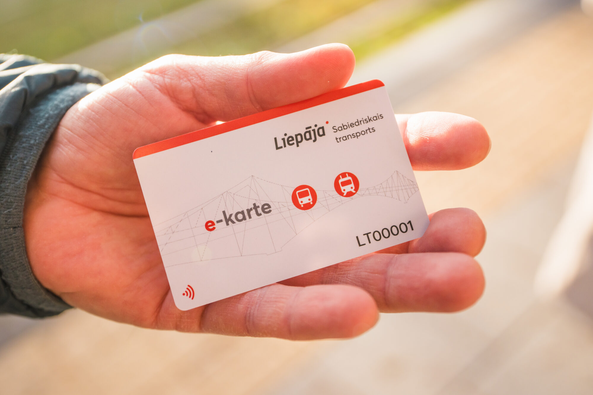 Liepājā arī personas ar invaliditāti un bāreņi var reģistrēt bezmaksas braucienu ar e-karti