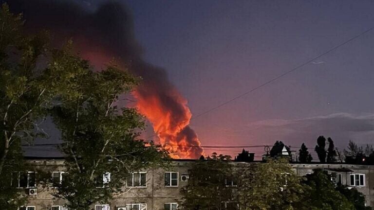 Pēc Ukrainas dronu uzbrukuma aizdegusies Saratovas naftas pārstrādes rūpnīca