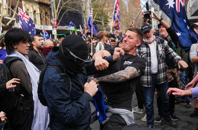 Video: Austrālijā tūkstošiem cilvēku protestē pret imigrāciju