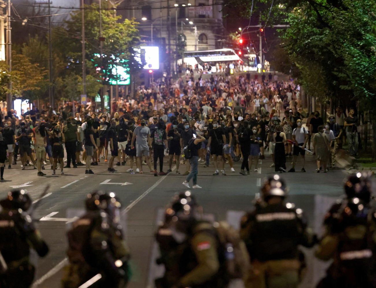 Vairākās Serbijas pilsētās piekto dienu pēc kārtas izceļas policijas un protestētāju sadursmes