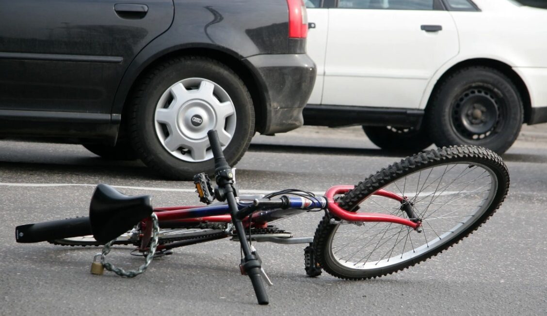 Sestdien negadījumos cietis gājējs un velosipēdists