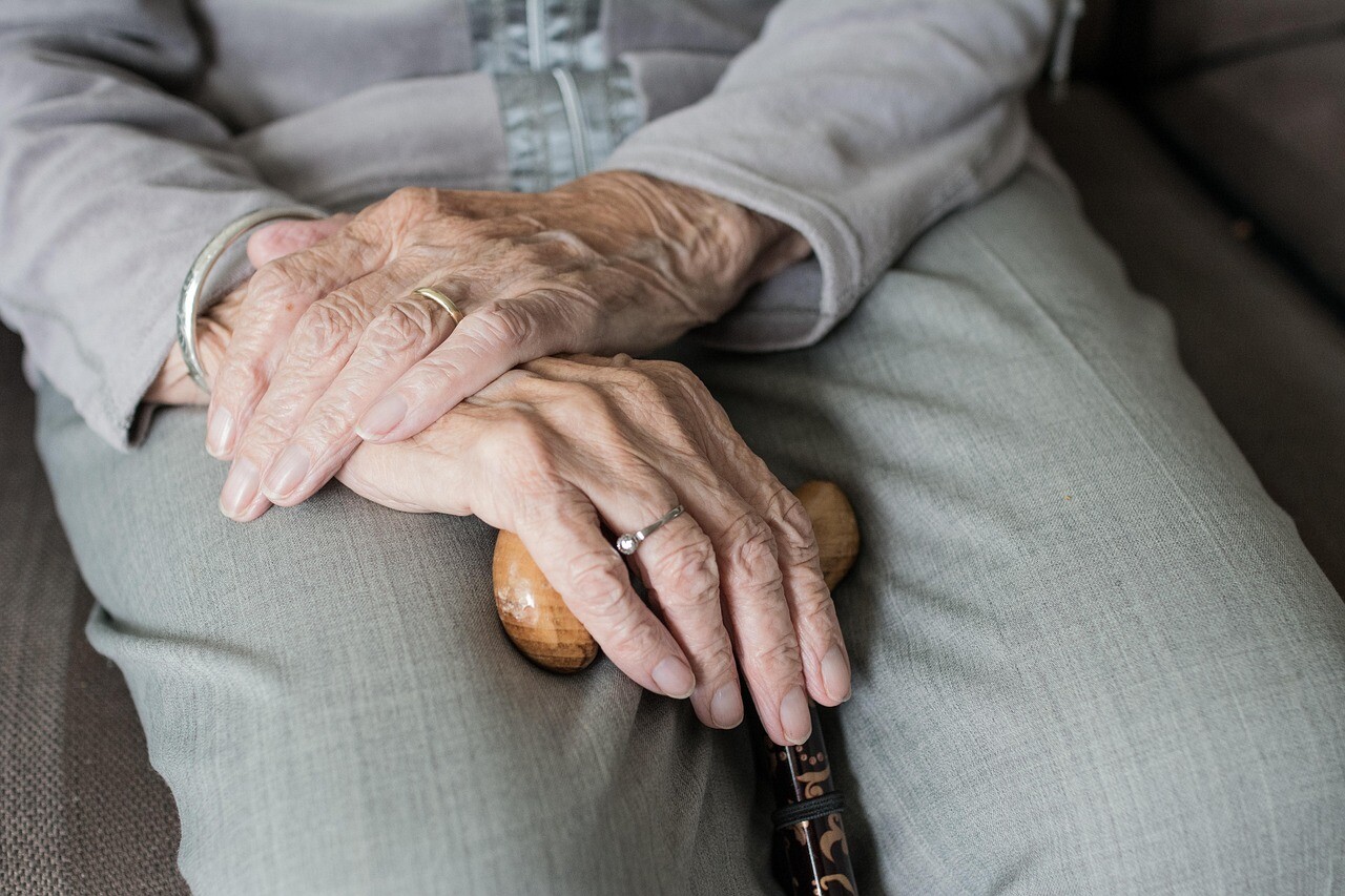 Ziemassvētku laikā seniorus priecē labdari, koncerti un dāvanas
