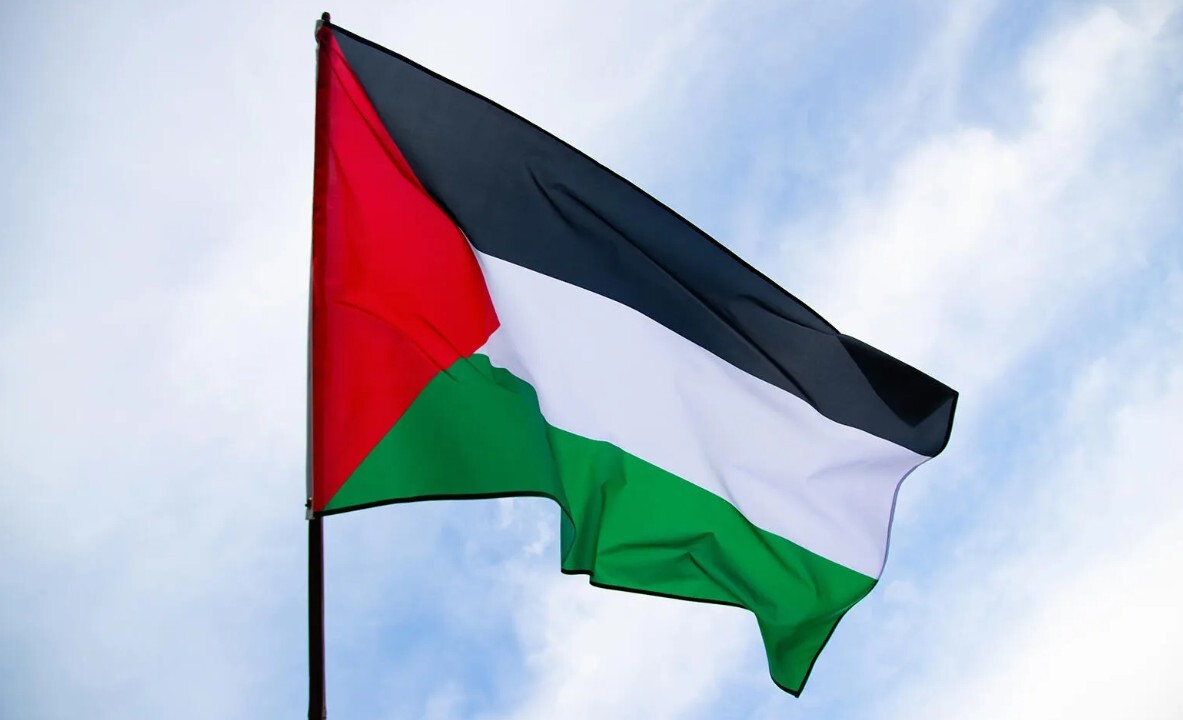 “Massive Attack” aizliedz uzstāties Singapūrā saistībā ar palestīniešu karoga demonstrēšanu