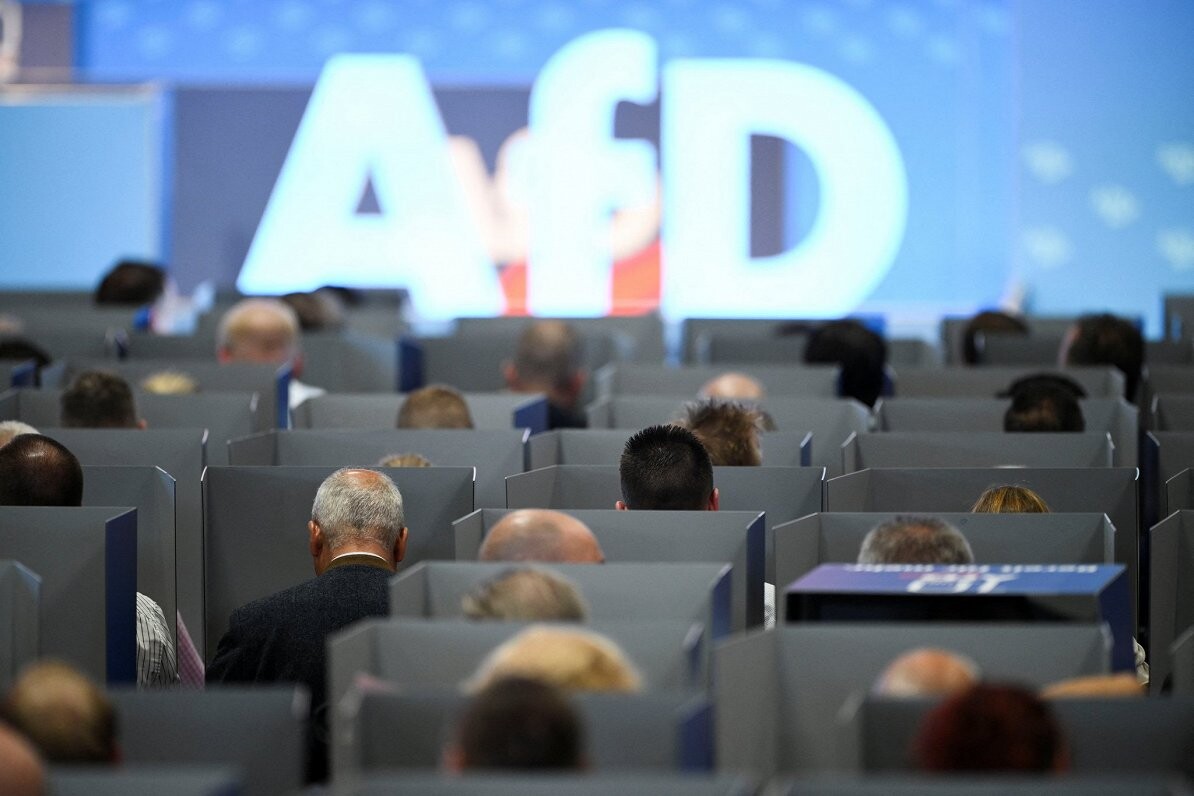 Bijušo AfD eiroparlamentārieša palīgu tiesā par spiegošanu Ķīnai