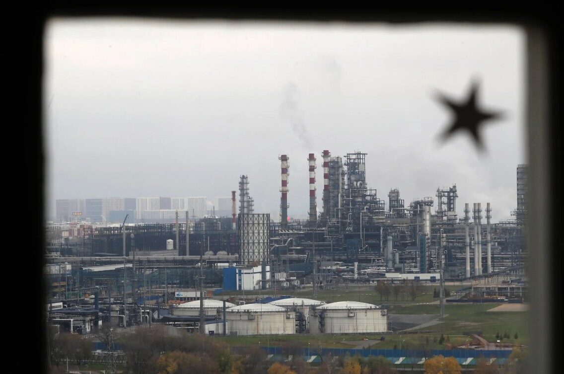 Video: Ukrainas dronu triecienā cietusi Rjazaņas naftas pārstrādes rūpnīca
