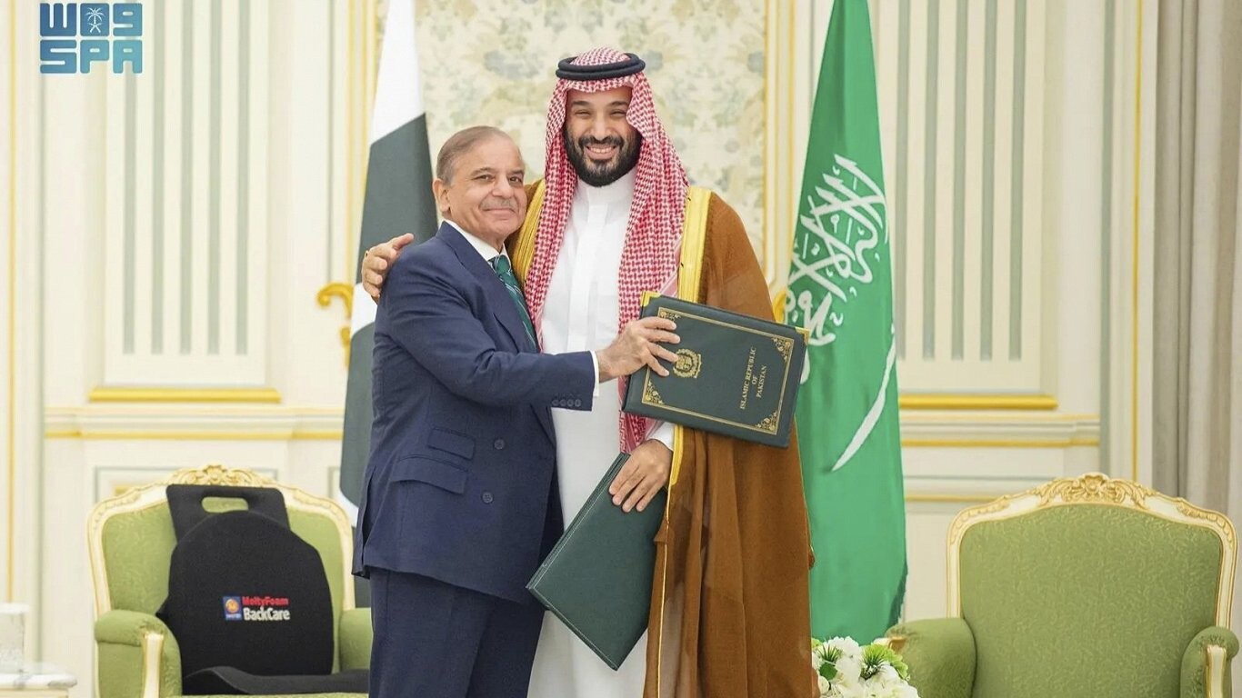 Pakistāna un Saūda Arābija paraksta savstarpējās aizsardzības līgumu