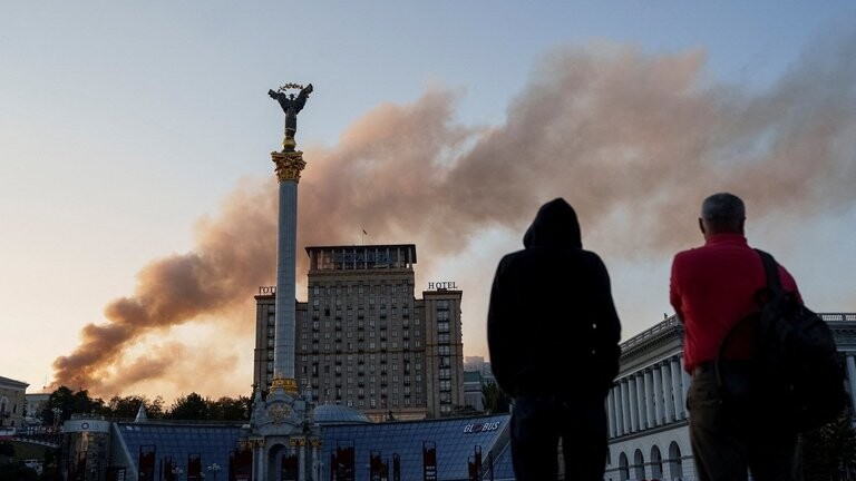 Krievijas dronu un raķešu uzbrukumā Ukrainai četri nogalinātie; aizdegusies valdības ēka