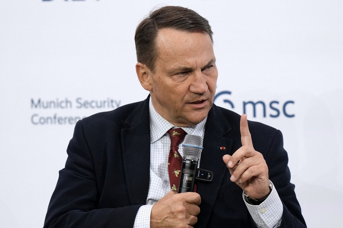Sikorskis neizslēdz Putina lidmašīnas piespiedu nosēdināšanu Polijā