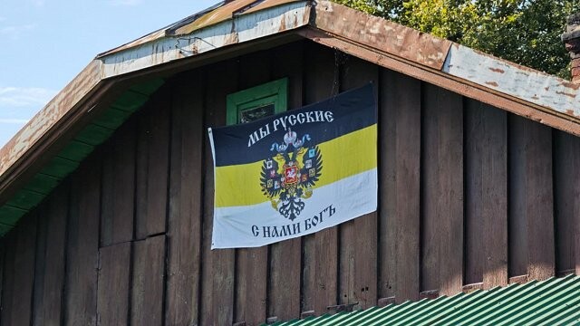 Likumsargi no mājas Rēzeknes novadā noņem Krievijas impērijas karogu